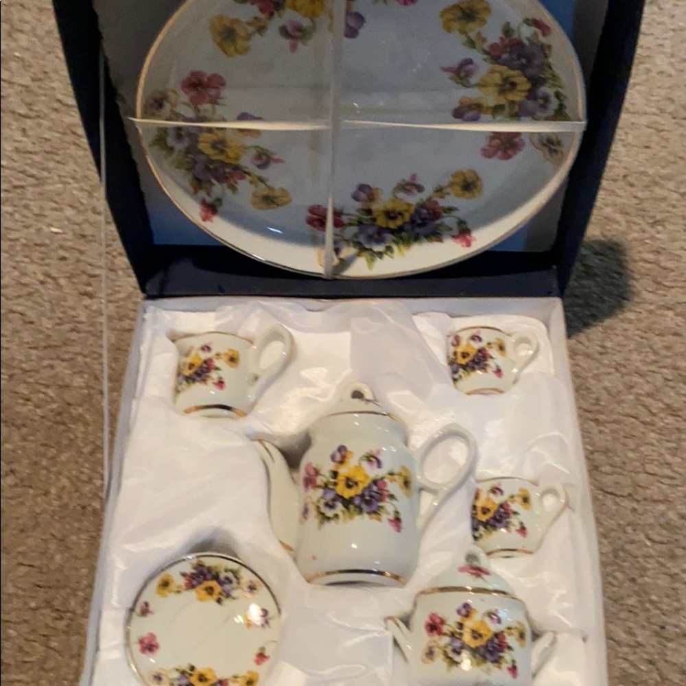 Nantucket miniature tea set floral pattern